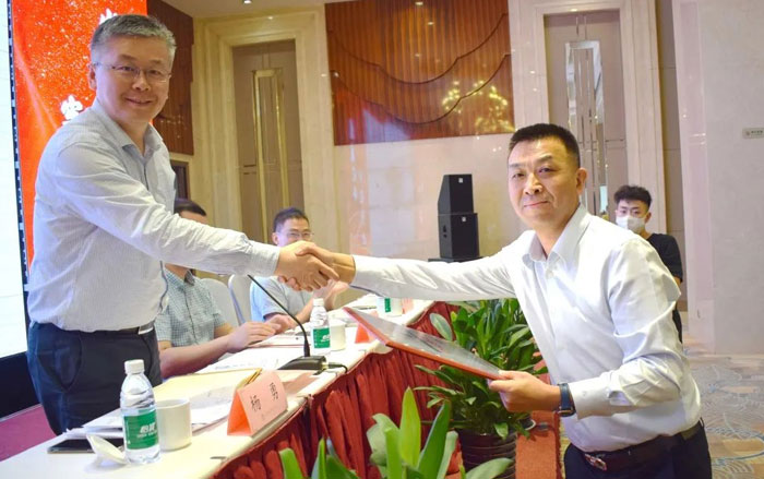 西安市文天閣典當行有限公司總經(jīng)理  崔剛  當選為“西安市典當行業(yè)協(xié)會會長